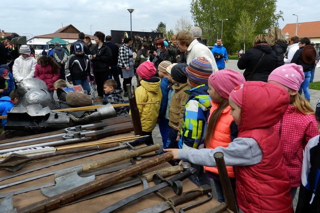 Katonai toborzás Berettyóújfaluban 02